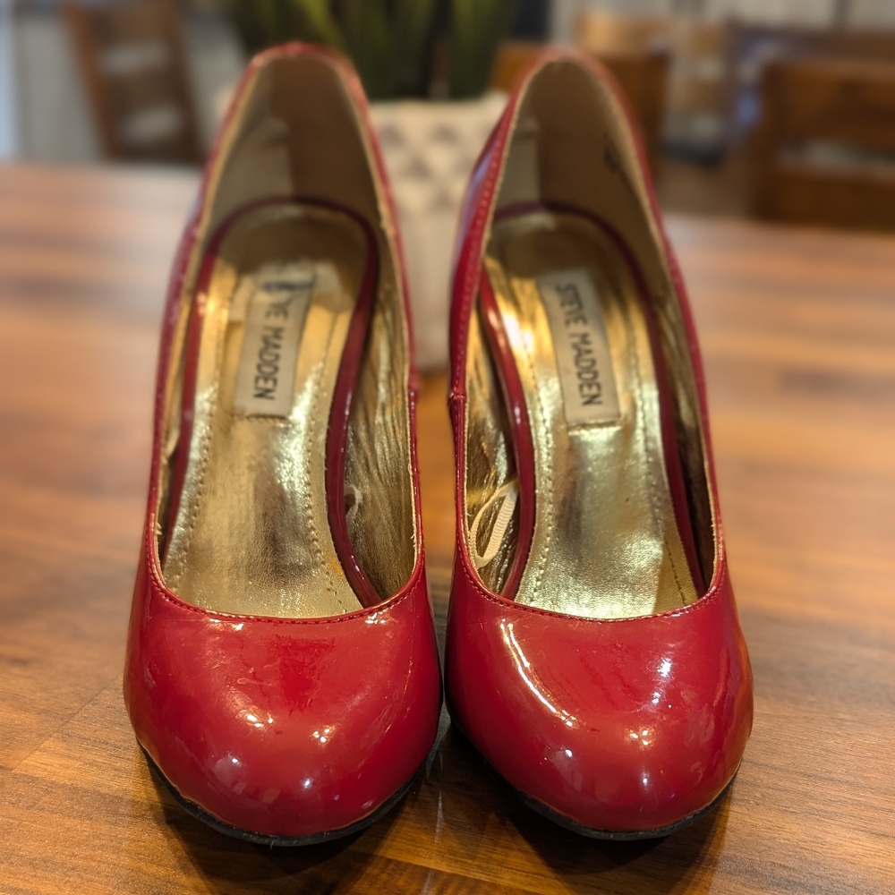 Steve Madden red pump